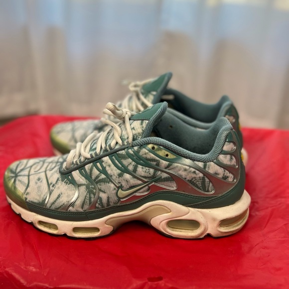 Nike Air Max Plus TN Palm Pack Green White Mens Size 10 Running Shoes - Picture 1 of 5